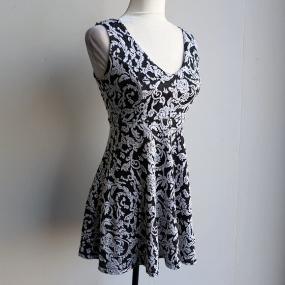 Monteau Floral Paisley Black And White Sleeveless Mini  Dress - Picture 1 of 5
